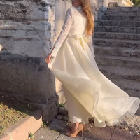 Robe à manches longues style rétro avec dentelle perlée, taille ornée de strass, coupe ajustée blanche sur le devant