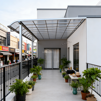 Auvent de terrasse moderne de luxe sur mesure en forme spéciale avec toit en polycarbonate et support en alliage d'aluminium