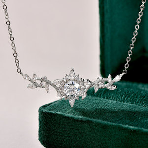 Delicado Collar con Colgante de Flor de Moissanita VVS GRA de Corte Redondo con Hojas Florales de Circonita Cúbica Pavé, Joyería de Cobre con Relleno de Oro de 14K de Diseño - Product Image 2