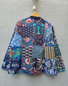 Chaqueta de patchwork en oferta, chaqueta acolchada de algodón, chaqueta floral reversible, chaqueta vintage hecha a mano para mujer, abrigo de invierno. - Product Image 6