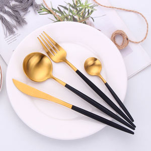 ชุดช้อนส้อมมีดหรูหราสไตล์โปรตุเกสสำหรับร้านอาหาร ชุดเครื่องครัวสีทองเคลือบด้านสีดำและสีทอง ทำจากสแตนเลส - Product Image 2