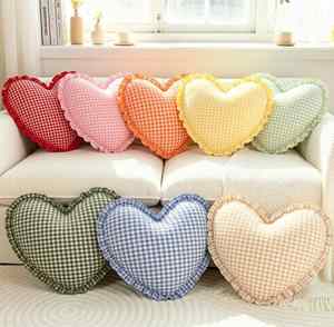 Cojín Decorativo Nórdico Estilo Boutique, Lavable, con Diseño a Cuadros y Forma de Corazón, con Borde Ondulado, para Decoración del Hogar - Product Image 1
