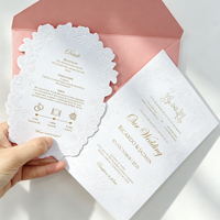 Suite d'invitations de mariage florales blanches haut de gamme avec détails en relief, cartes découpées, ruban, enveloppe et sceau de cire pour mariages de boutique