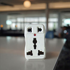 Enchufe Multifuncional de Viaje para el Hogar con Estándar Británico, con Luz Indicadora, Enchufe de Conversión con Estándar Europeo - Product Image 1