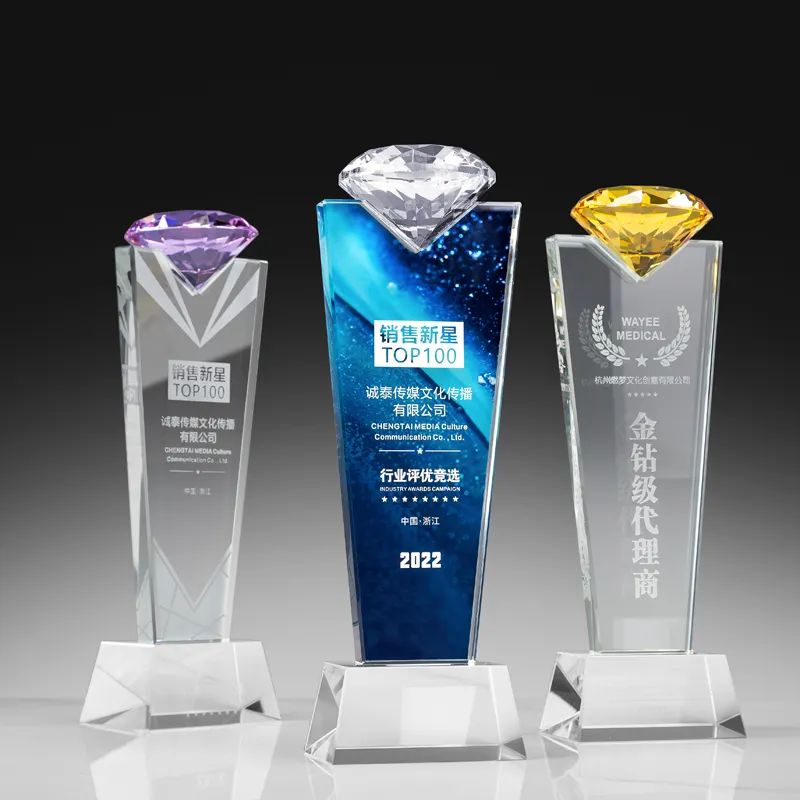 Nouveau trophée en verre de cristal de diamant coloré en gros personnalisé artisanat de cadeau d'affaires de haute qualité