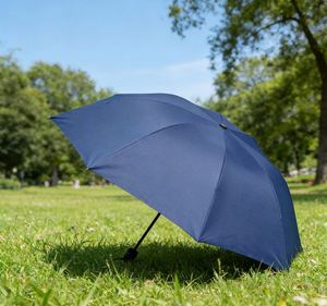 Parapluie manuel pliant en trois sections, noir uni, 8 baleines, classique, protection UV, double usage soleil/pluie, personnalisable en gros - Product Image 4
