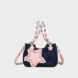 <span class=keywords><strong>Sac</strong></span> bandoulière mini hobo en denim bleu foncé <span class=keywords><strong>tendance</strong></span> rétro avec appliqué étoile rose effiloché et chaîne épaisse rose et argentée - Product Image 1