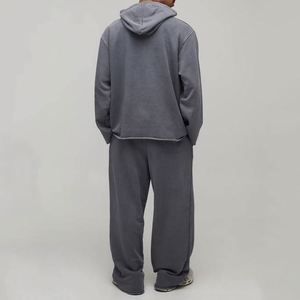 Conjunto de Sudadera con Capucha y Pantalones Deportivos Gris Lavado con Bajo Deshilachado Personalizado para Hombre - Product Image 2