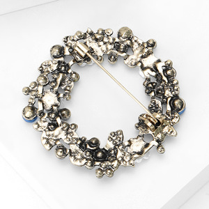 Broche Couronne de Noël en Perles, Alliage Plaqué Or, Strass Colorés, Design Perforé, Personnalisable, Luxe, pour Femme, Fiançailles, Fête - Product Image 2