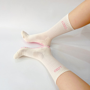 Chaussettes de Pilates personnalisées en tricot pour femmes, antidérapantes, respirantes, en coton de haute qualité avec logo sur le revers - Chaussettes de yoga et de ballet - Product Image 2
