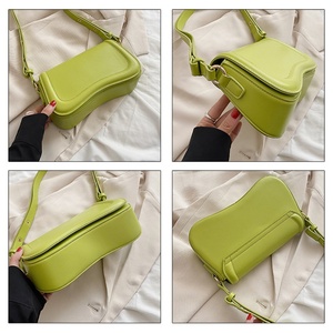 Sac à bandoulière tendance pour femme avec chaînes, en cuir PU, ouverture supérieure, idéal pour un usage quotidien - Vente en gros - Product Image 5