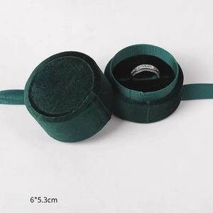Caja de Regalo Redonda de Terciopelo de Lujo con Cinta para Guardar Joyas de Boda y Compromiso - Product Image 2