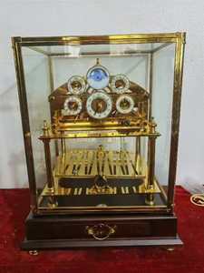 Reloj <span class=keywords><strong>de</strong></span> escape <span class=keywords><strong>de</strong></span> latón dorado <span class=keywords><strong>de</strong></span> 24K con riel en zigzag <span class=keywords><strong>de</strong></span> los años 20, cadena <span class=keywords><strong>de</strong></span> fusibles <span class=keywords><strong>de</strong></span> bola rodante <span class=keywords><strong>de</strong></span> Congreve, fase lunar visible y plataforma, con cajón - Product Image 1