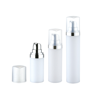 Bouteille en plastique sans air personnalisable en gros, 30 ml, 50 ml, 60 ml, 100 ml, blanche avec bord argenté pour sérum de soin de la peau