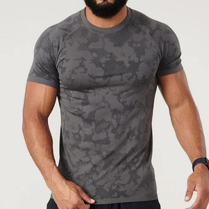 เสื้อยืดคอมเพรสชั่นลายพรางสำหรับผู้ชาย พิมพ์โลโก้ได้ตามต้องการ - เสื้อยืดออกกำลังกายแบบกระชับกล้ามเนื้อ ยืดหยุ่นสูง เหมาะสำหรับยิม วิ่ง และกีฬากลางแจ้ง - Product Image 3