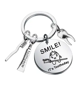 Smile It 'S Tandendag Tandenborstel Tandpasta Tand Sleutelhanger Metalen Hanger Sleutelhanger Voor Verjaardagscadeau Voor Kinderen Volwassenen