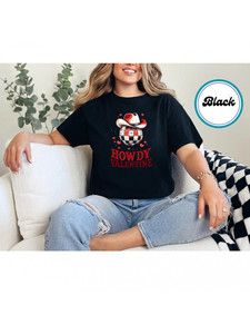 T-Shirt Howdy Valentine con Stampa Grafica Western, Cappello da Cowboy a Quadri e Palla da Discoteca, Unisex, Manica Corta, Collo Tondo, 100% Cotone, Primavera - Product Image 3