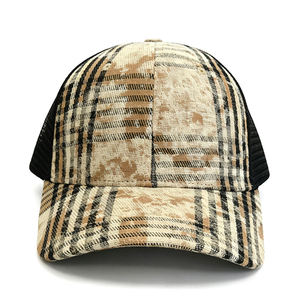 Gorras de malla de 6 paneles estilo americano personalizadas, con patrón a cuadros vintage, tipo trucker, con visera curva y efecto desgastado. - Product Image 5