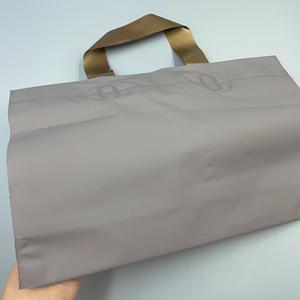 Yüksek kaliteli çevre dostu mat gri buzlu alışveriş çantaları kolu özel Logo PP plastik ambalaj için taşıma torbaları gri - Product Image 4