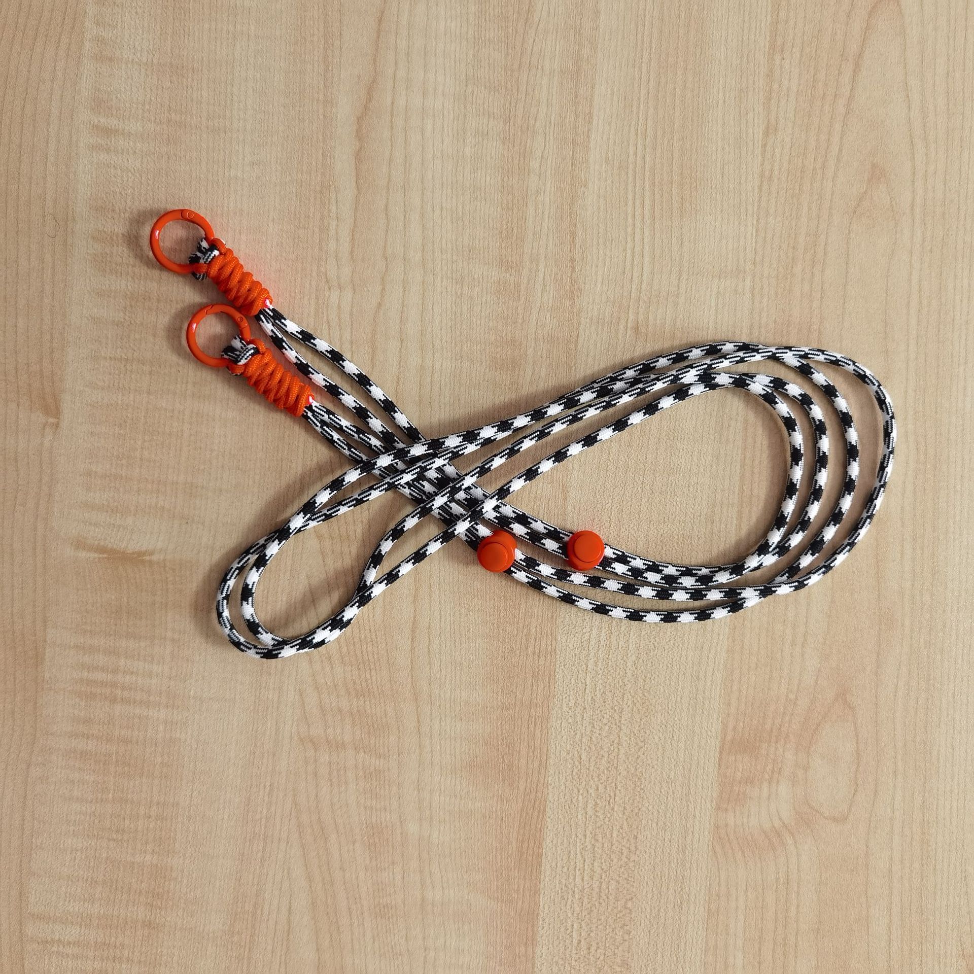 Orange noir et blanc