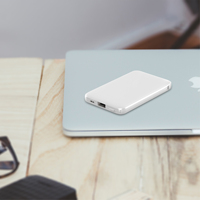 2025 Portable Mini Tamaño Regalos promocionales Personalización 5000 MAh Power Bank 5V 2.1A con cables incorporados