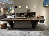 Bureau de direction moderne et luxueux avec table à thé intégrée, pieds en V uniques, table de patron en bois massif pour réception de bureau