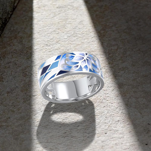 Anello traforato in porcellana bianca e blu per donna, elegante gioiello da dito in stile cinese - Product Image 5