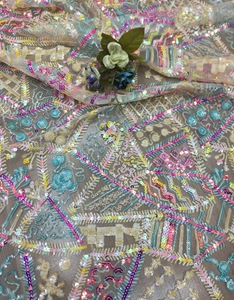 공장 직영 새 중량급 헤비 스팽글 자수 100% 폴리에스터 통기성 메쉬 레이스 트림 원단 플로럴 비즈 장식 - Product Image 3