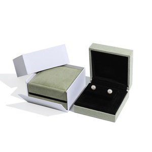 Boîte à bijoux rectangulaire personnalisée en velours vert, luxueuse, élégante, avec emballage complet en daim et logo OEM de marque - Product Image 3