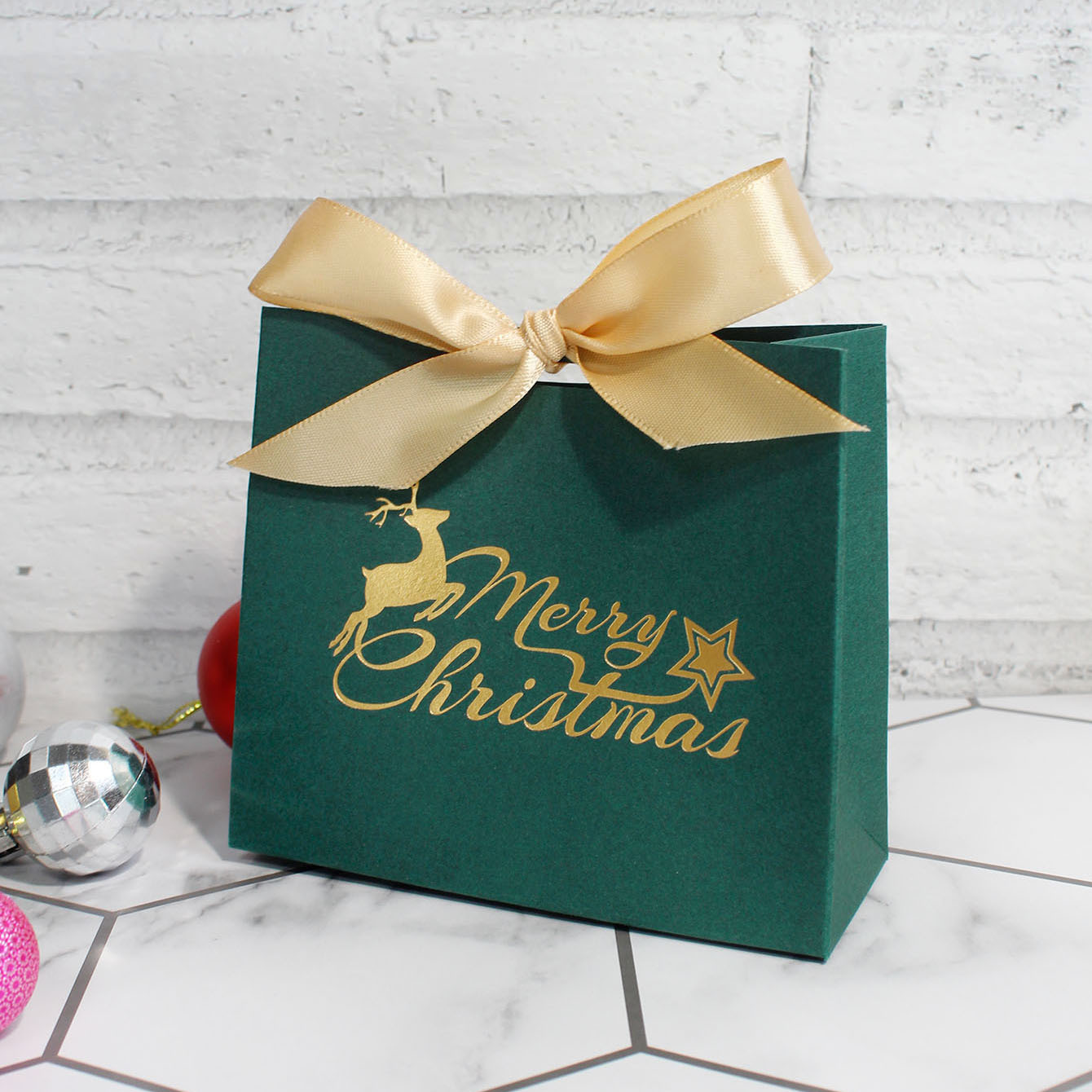 Vert avec ruban doré