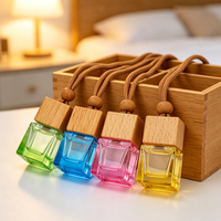 Diffuseur d'air frais pour voiture en verre coloré de forme carrée de 8 ml avec cordon de suspension et bouchon à vis pour rafraîchir l'intérieur