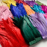Großhandel Vorgefertigte Gefärbte Hahnenfedern 25-30cm Stoffbesatz DIY Hochzeitsdekoration Rockdekoration Kleid Bühnenkostüm