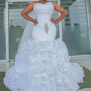 Robe de mariée élégante et sexy pour femme, en satin, ornée de perles, épaules dénudées, volants étagés, traîne chapelle - Product Image 1