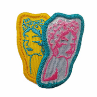 Personnalisez des patchs et des étiquettes brodés de petite taille avec un dos adhésif dans diverses couleurs