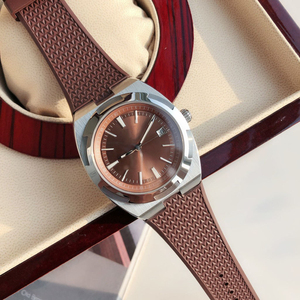 Reloj Deportivo de Lujo de Acero Inoxidable con Esfera Marrón Sunburst, Correa de Goma Marrón y Visualización de Fecha - Product Image 3