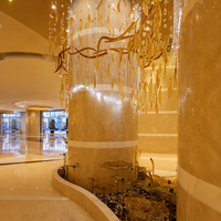Lustre en verre soufflé à la main, grande feuille d'ambre personnalisée, luminaire suspendu artistique incurvé pour hall d'hôtel, salle de banquet, usage commercial
