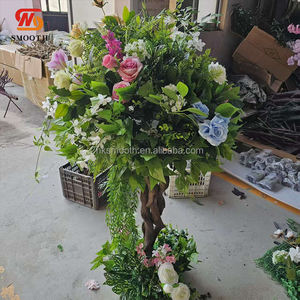 Centro de Mesa Decorativo para Bodas y Eventos Estilo Bosque, con Hierba Artificial, Flores y Árboles - Product Image 3
