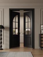 Porte en bois à charnières de style médiéval, peinture noire, lignes profondes, style Mid-Century, double porte avec verre dépoli et ligne arquée