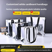 Sacs en papier en stock, sacs fourre-tout, sacs cadeaux haut de gamme style Instagram pour magasins de vêtements, sacs pour la Journée des enfants en carton blanc avec logos personnalisés et couleur