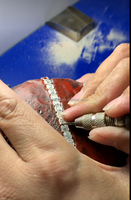 Conception et fabrication de bracelets sertis de diamants, en or, argent, cuivre, avec pierres, design classique et personnalisation sur mesure.