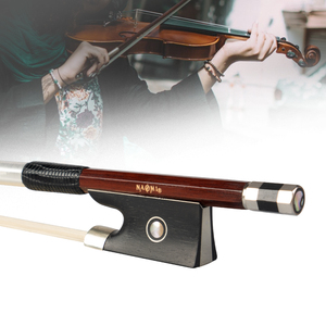Archet de violon NAOMI taille 4/4 en bois de brésil, manche rond, grenouille en ébène avec poignée en peau de lézard et crin de cheval de Mongolie - Product Image 1