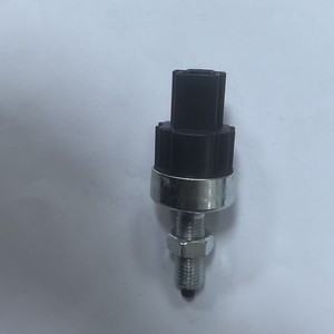 Interruptor de luz de marcha atrás Hyundai 35350SE0000 12V de hierro cincado para camiones de servicio medio y pesado, pieza de repuesto - Product Image 2