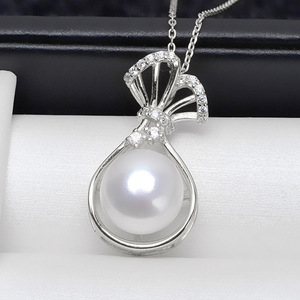 Pendentif en or blanc avec perle d'eau douce, design nœud papillon, serti clos, bijoux classiques pour femmes, à porter au quotidien - Product Image 1