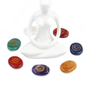 Natura 7 Chakra Reiki pietra di cristallo lucida forma ovale caduta pietra di preoccupazione per la guarigione spirituale - Product Image 3