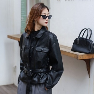 Blouson Bomber Court en <span class=keywords><strong>Cuir</strong></span> PU à Motif Litchi pour <span class=keywords><strong>Femme</strong></span>, Ceinturé, Col Rabattu Élégant, Simple Boutonnage, Collection Automne - Product Image 4