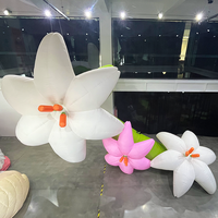 Fleur de lys gonflable géante personnalisée de 8,36 m avec éclairage LED, en tissu Oxford, blanche et rose, décoration florale gonflable