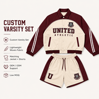 Conjunto Deportivo de Chaqueta y Pantalones Cortos para Mujer, Color Crema y Vino Tinto, con Cuello y Bloques de Color, Personalizado por Source Factory