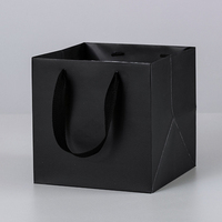 Sac cadeau en papier kraft blanc de qualité supérieure avec impression offset et logo en feuille d'or pour l'emballage de cosmétiques et de bijoux de luxe