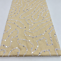 Tissu satiné texturé jaune moutarde avec broderie de sequins argentés ondulés pour robe de soirée, robe de mariée, cheongsam