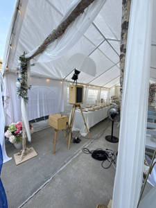 Photomaton de mariage en bois de style vintage avec haut-parleur Marshall, équipement de qualité professionnelle pour selfies événementiels et impression instantanée - Product Image 2